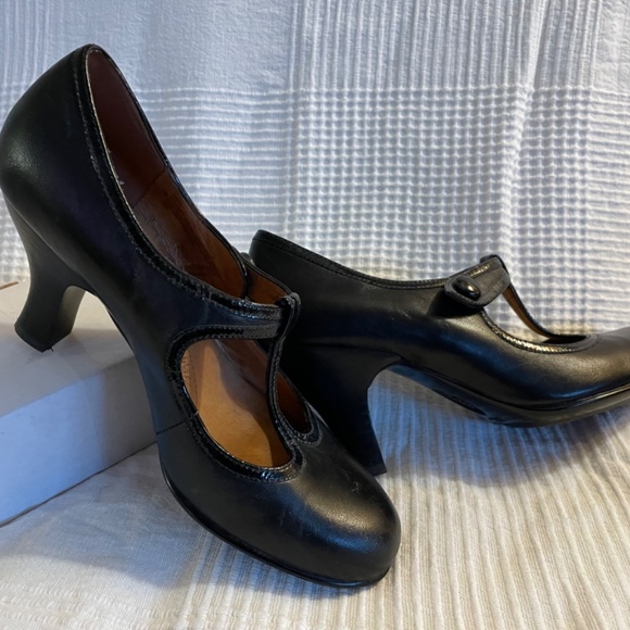 Söfft black t-strap heels - Picture 3 of 5
